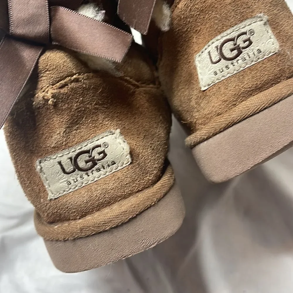 UGG Kids Bailey Bow II Chestnut Short Boots. Size 3.